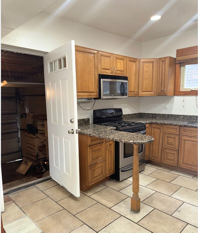 Building Photo - 1814 W Pershing Rd