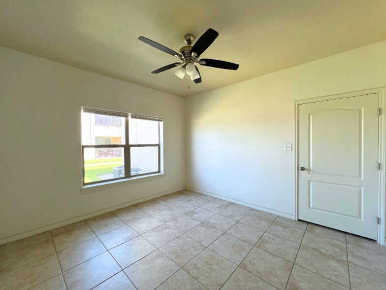 Building Photo - 1601 Jacaman Rd