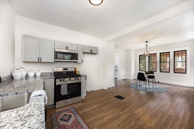 Building Photo - Move in by 3/15 for reduced rent special! Renovated 3 bedroom minutes from Hyde Park!