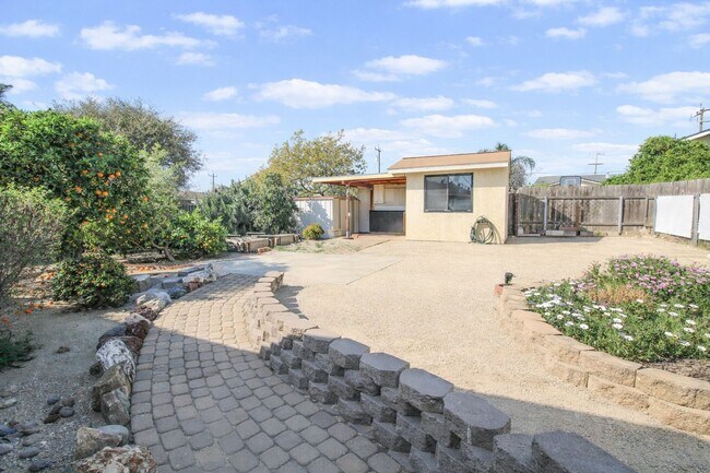 Building Photo - 3 Bedroom, 2 Bathroom Home w/ Large Backyard in Arroyo Grande