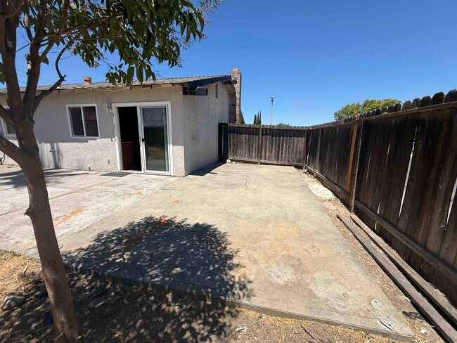 Building Photo - Single Story 4 Bedroom