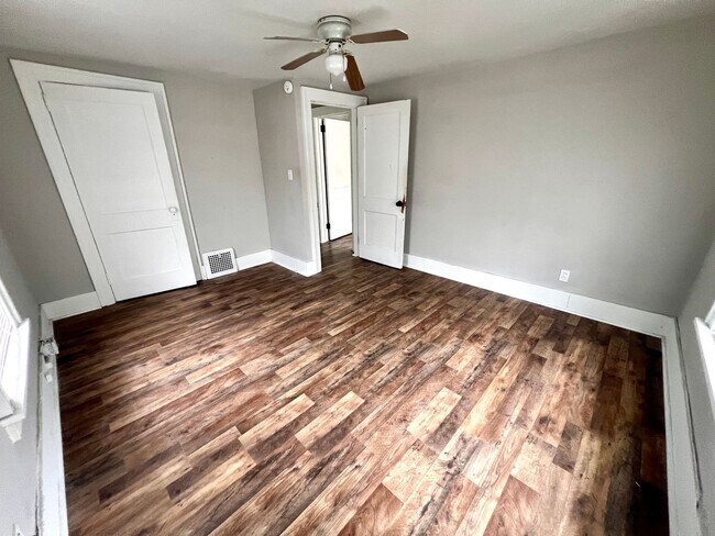 Building Photo - Sharon - 3 Bedroom 1.5 Bathroom - Cozy House