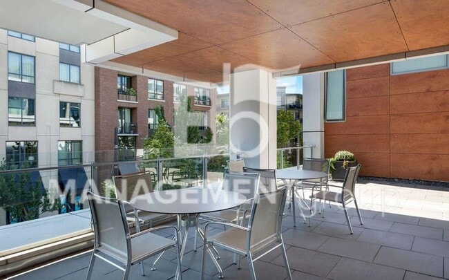 Building Photo - The Metropolitan, Pearl District's only 3b...