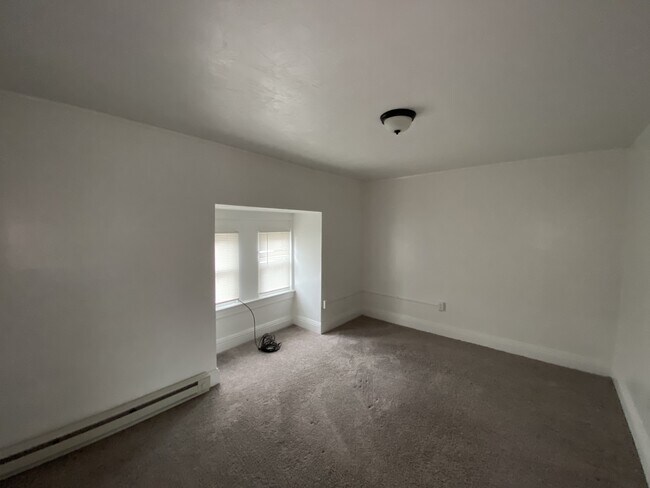 Building Photo - 903 W Poplar St