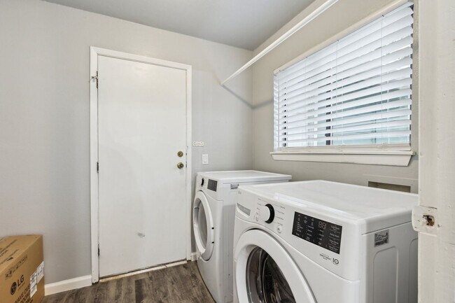Building Photo - Charming Updated Gem Near Quail Springs!