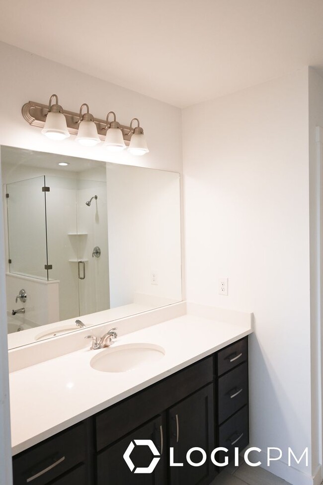 Building Photo - Stunning Townhome In Excellent Location!