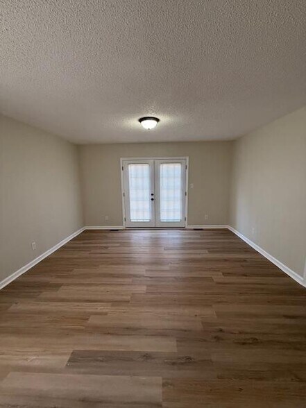 Building Photo - 850 Lakeview Dr