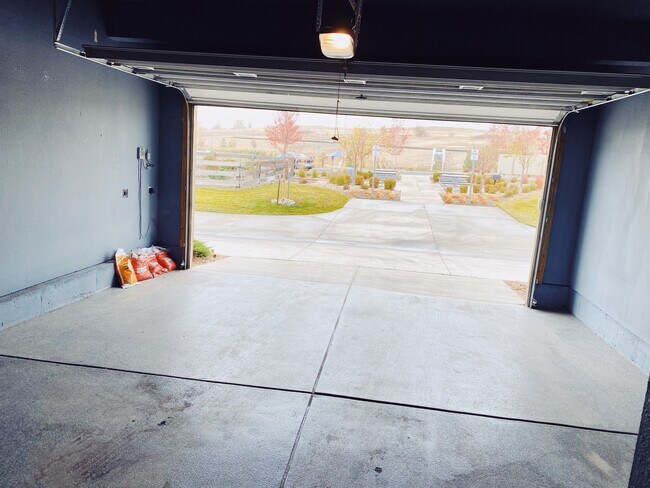 Building Photo - 8500 Redpoint Way