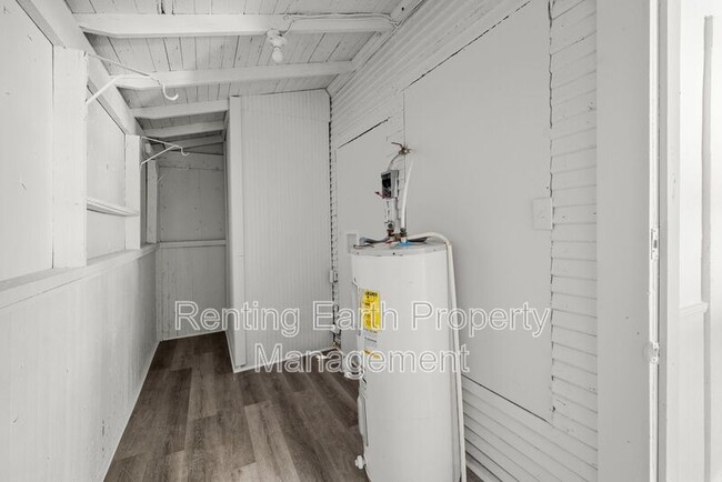 Building Photo - 603 12th Ave