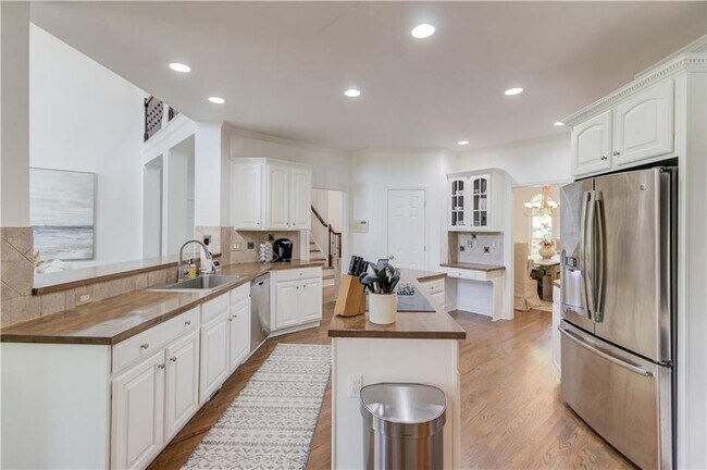 Building Photo - 2870 Roanoke Rd