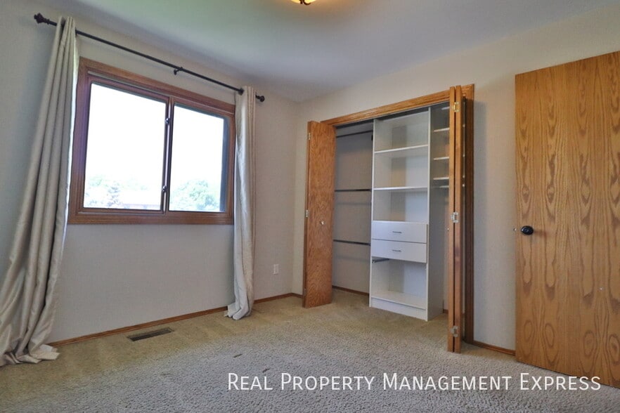 Building Photo - Stunning 5 Bedroom 3 Bath Home in South East Sioux Falls