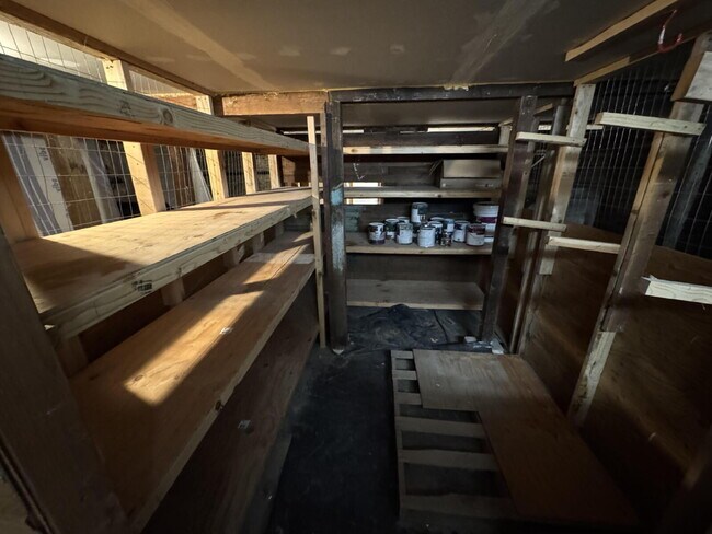 Building Photo - Upstair 1 bedroom Quadplex