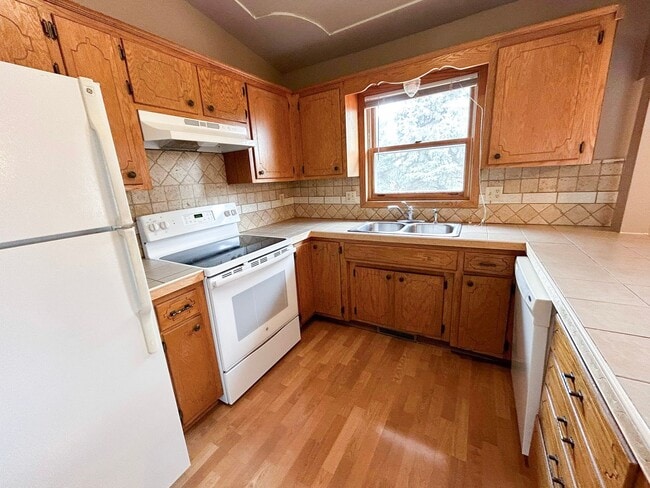 Building Photo - Move-In Ready 4 bed 2 bath off of West Circle Drive Available NOW!