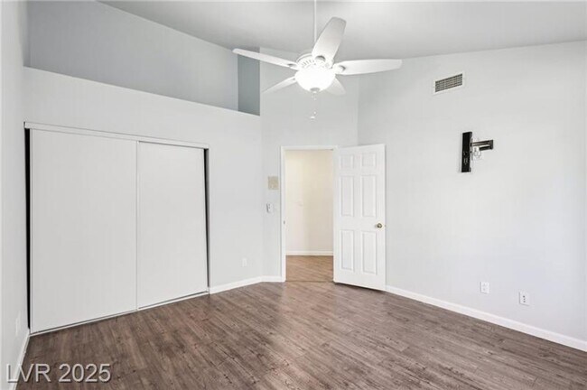 Building Photo - SPACIOUS 3BEDROOM SINGLE STORY TOWNHOME IN...