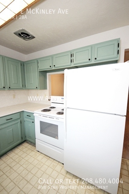 Building Photo - Spacious McKinley Townhome Available! Visi...