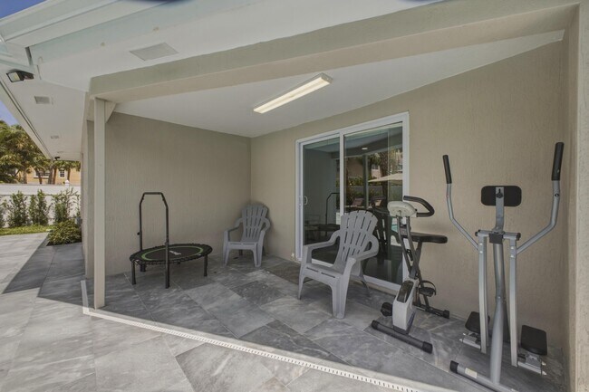 Building Photo - 632 Las Palmas Park