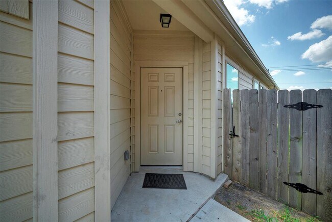 Building Photo - 913 Fortrose Ter