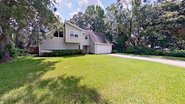 Building Photo - Beautiful Two-Story Home in Neptune Beach availabe early May!