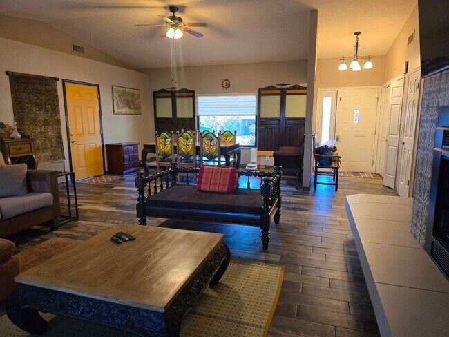 Building Photo - Furnished, 2/2 or 3/2.5 Opportunity