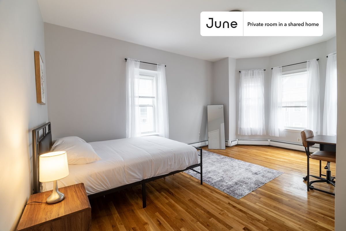 Building Photo - Private bedroom in 3 bed/1 bath Home