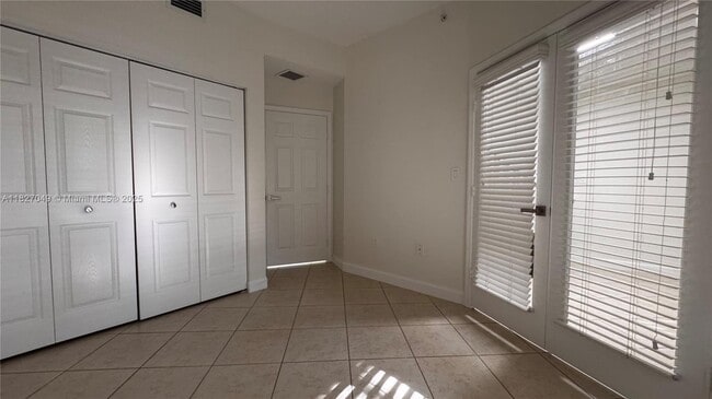 Building Photo - 985 SW 143rd Ave