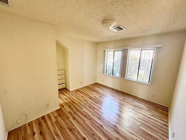 Building Photo - Spacious 2 bedroom, 2 bathroom