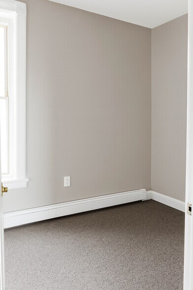 Building Photo - 164 Main St