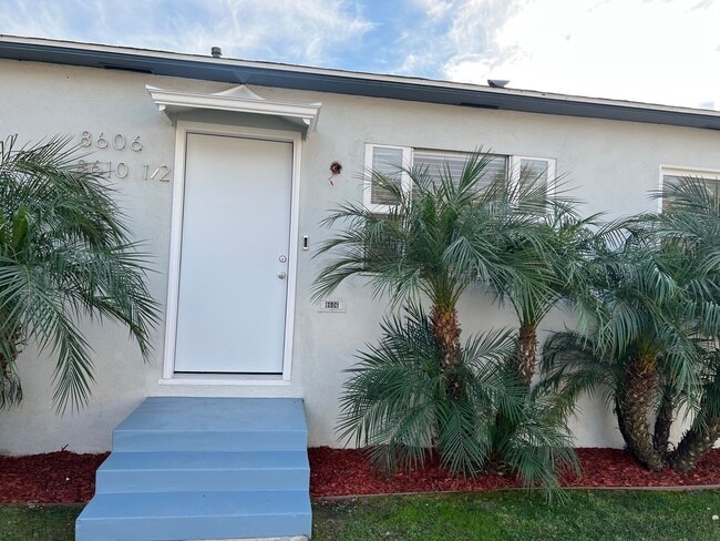 Building Photo - 8606-8610 1/2 Beverlywood St.