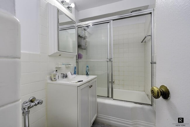 Building Photo - 140 E 56th St