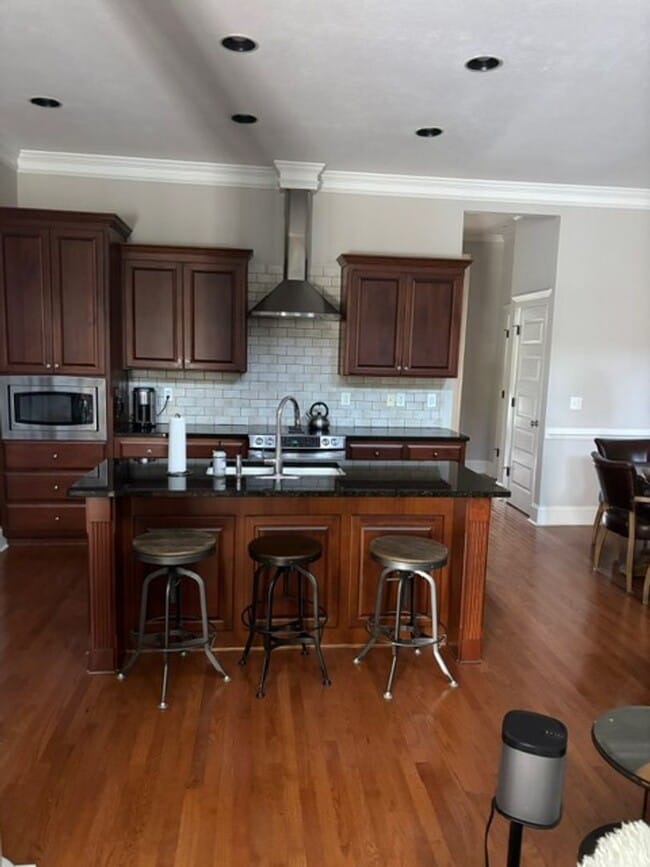Building Photo - Available Now Fully Furnished Town Home in Hammonds Ferry!