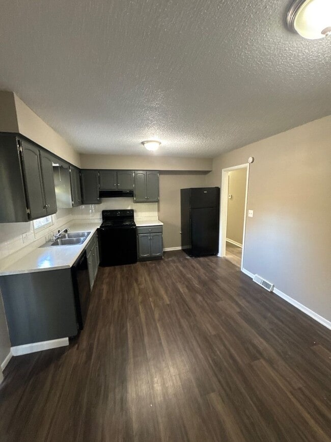 Building Photo - AVAILABLE NOW!! Oak Grove 3 Bed 2 Car garage!