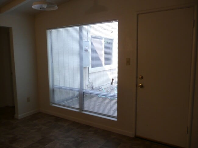 Building Photo - 1205 Duke Dr