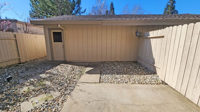 Building Photo - 422 Florin Rd