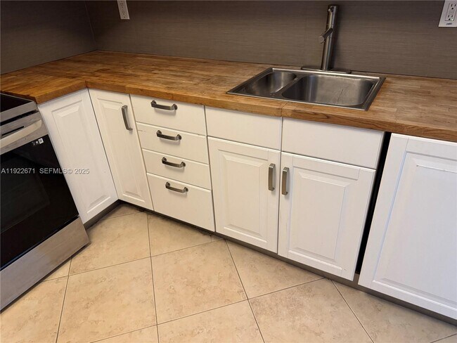 Building Photo - 9500 W Bay Harbor Dr