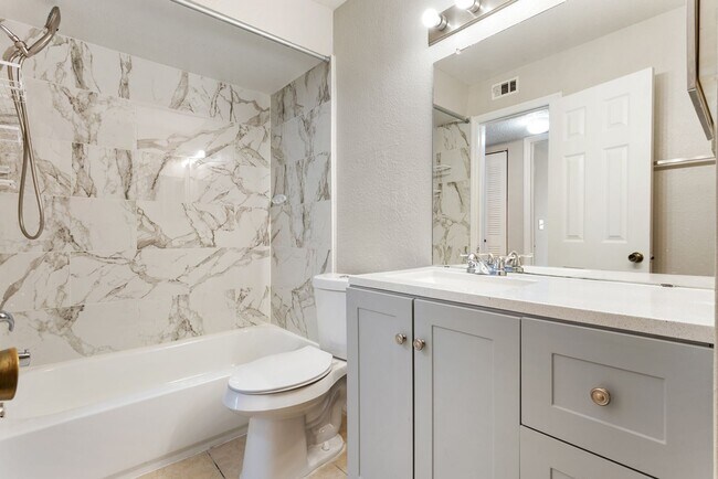 Building Photo - Venetian Place -  833