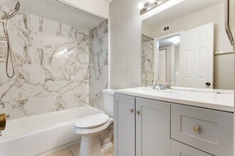 Building Photo - Venetian Place -  833