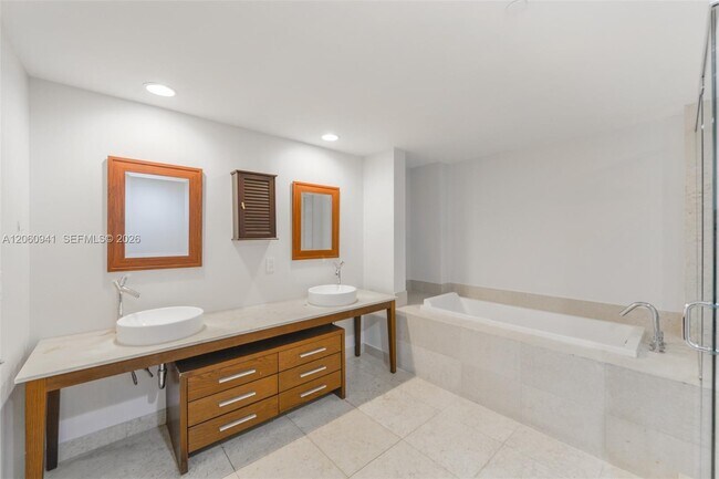 Building Photo - 495 Brickell Ave