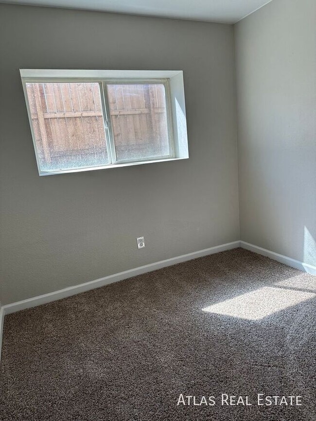 Building Photo - Charming Upper-Level Unit in North Denver ...