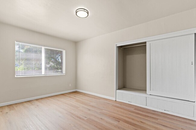 Building Photo - Fully Remodeled Oakland 2 Bed w/ Off-Street Parking