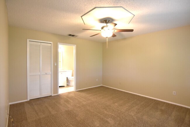 Building Photo - Water view 3/2 in Alafaya Woods. UPDATED k...