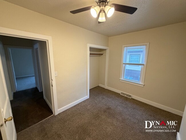 Building Photo - 4+ Bedroom, 2 Bath House By Augustana and USF