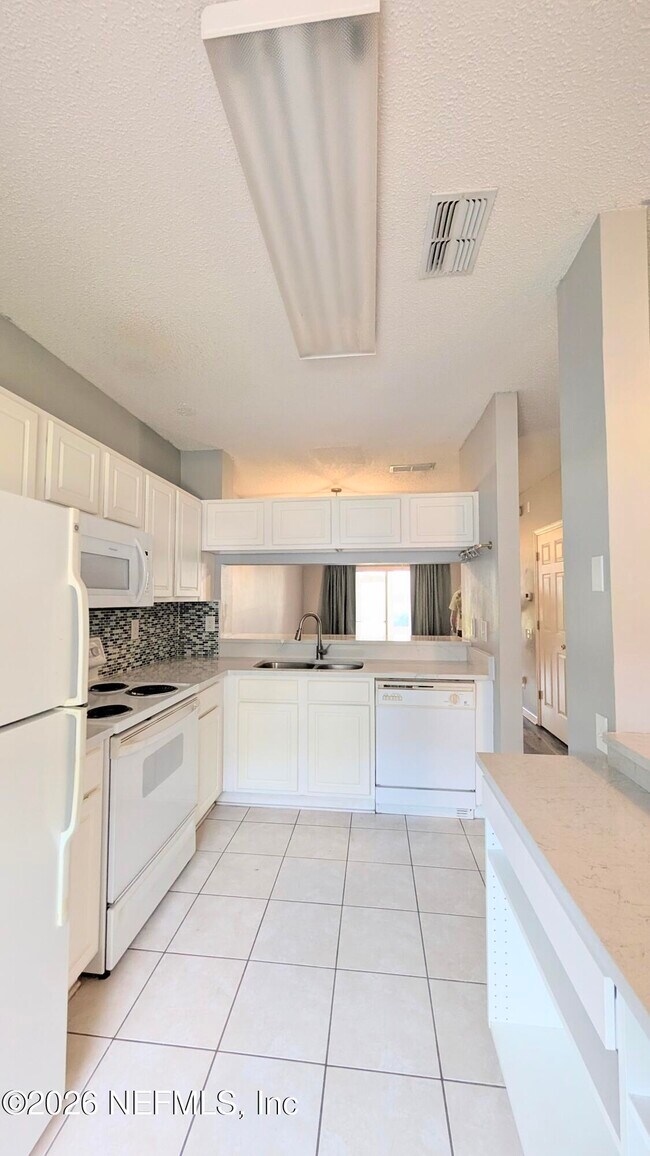 Building Photo - 12311 Kensington Lakes Dr
