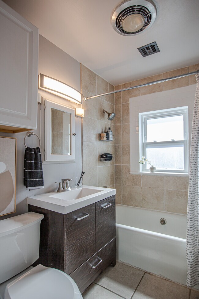 Building Photo - 1124 S Newport Ave