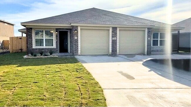 Building Photo - AVAILABLE Now! *MORE PHOTOS COMING SOON*