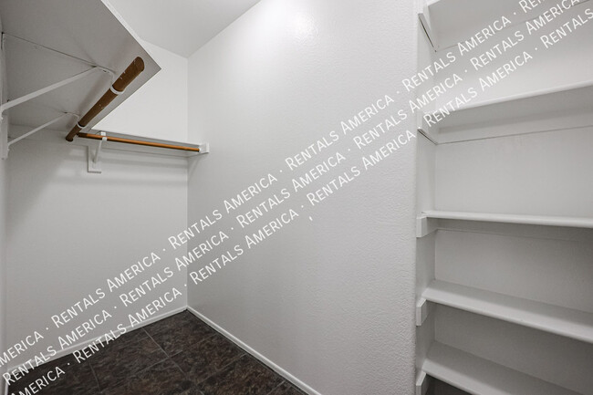 Building Photo - 967 E Rockwell Dr