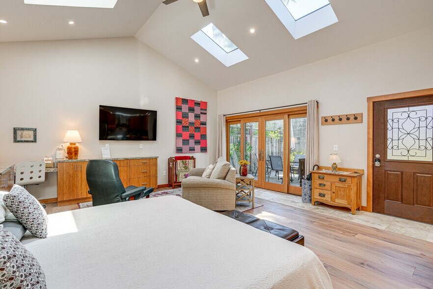 Building Photo - 2820 Van Buren St