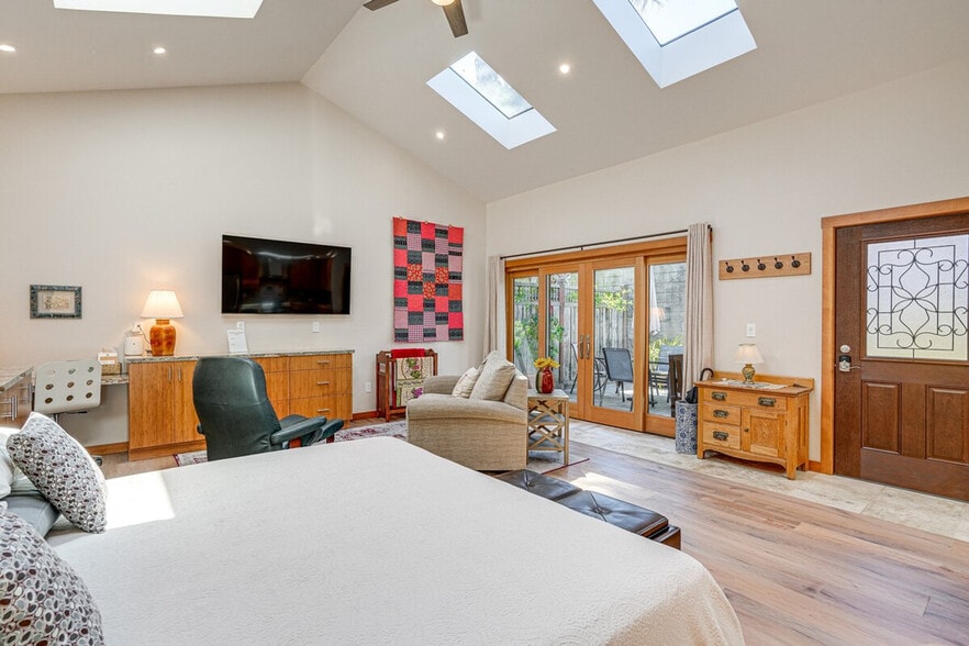 Building Photo - 2822 Van Buren St