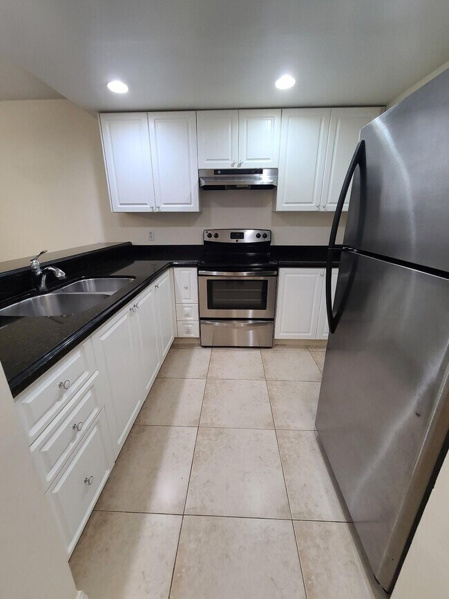 Building Photo - 1547 Lake Crystal Dr