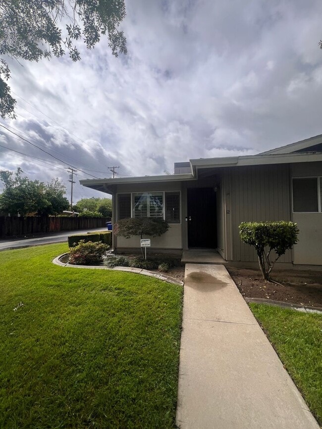 Building Photo - Super cute 2 bedroom condo