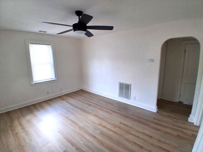 Building Photo - Newly Renovated One Bedroom Apartment in S...